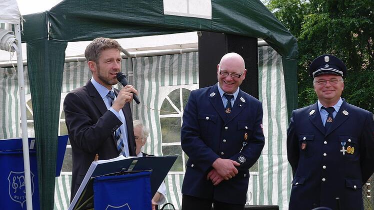 Bürgermeister Jochen Vogel (links) lobte das Engagement der Wehr. Mit ihm freuen sich Vorstand Thomas Hohmann und Kommandant Martin Dehler. Foto: Stephanie Elm