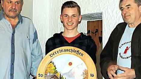 Hannes K&uuml;hlcke (M.) freut sich &uuml;ber seinen Sieg.  Foto: J.-D. Schmidt