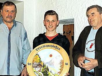 Hannes Kühlcke (M.) freut sich über seinen Sieg.  Foto: J.-D. Schmidt