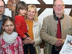 Ehrungen der Vereinsmeister und verdienten Mitglieder: Nicole Boßecker (rechts) ernannte Dieter Büttner (Zweiter von rechts) zum Ehrenmitglied. Weiterhin wurden die Vereinsmeister geehrt: Anna Boßecker, Bastian Büttner, Luisa Boßecker, Toni Holzheid, Marita-Pollex-Claus, Dieter Büttner und Nicole Boßecker.  Foto: Michael Stelzner
