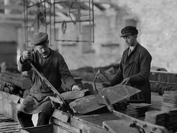 Zuschneider im Oertelsbruch der 1920er Jahre Repro: Gerd Fleischmann