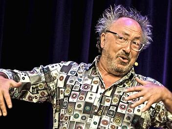 Lachen, obwohl ihm eigentlich zum Weinen zumute ist: Urban Priol gastierte im ausverkauften Coburger Kongresshaus. Foto: Jochen Berger