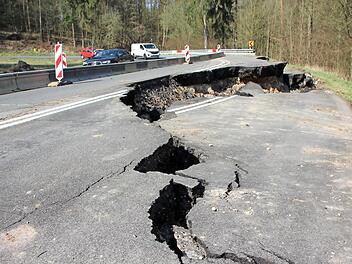 Dramatischer Anblick: Die Hälfte der ursprünglichen Fahrbahn ist im Auslauf einer der Kurven am Hambach weggebrochen. Die Kluft wird immer tiefer.  Foto: Eckehard Kiesewetter