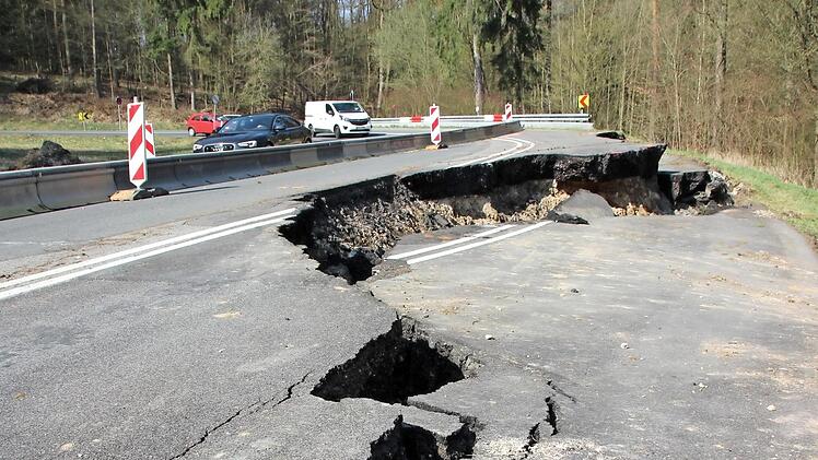 Dramatischer Anblick: Die Hälfte der ursprünglichen Fahrbahn ist im Auslauf einer der Kurven am Hambach weggebrochen. Die Kluft wird immer tiefer.  Foto: Eckehard Kiesewetter