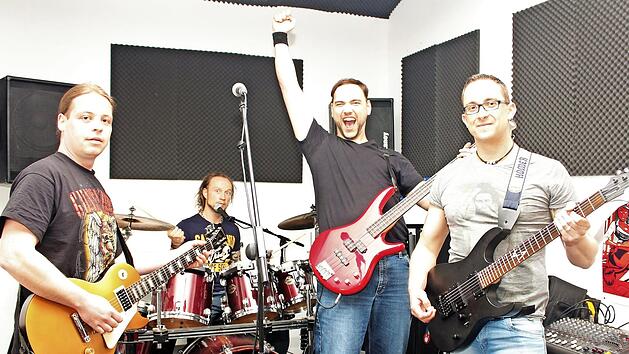 Die "Cinderella Babies" proben eifrig im alten Brauhaus in Gem&uuml;nda f&uuml;r ihren Kirchweihauftritt im Sportheim des TSV Gem&uuml;nda (von links): Thomas Geus, Sebastian Schubert, Robert Kist und Clemens Reising.  Foto: Carsten H&ouml;llein