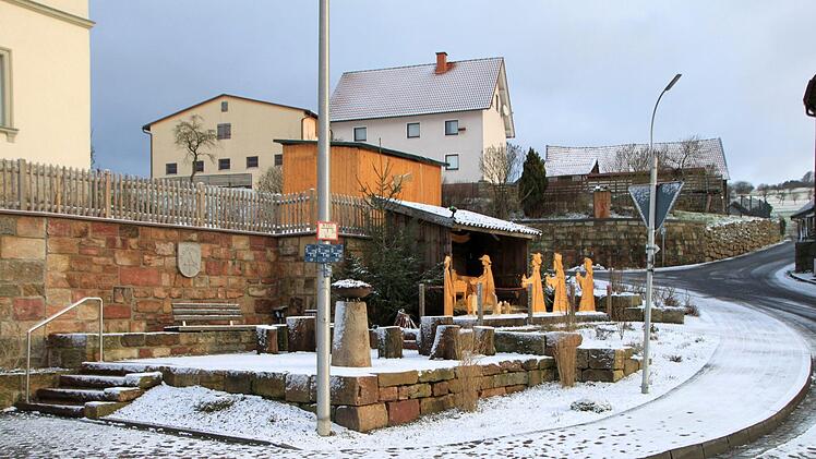Der neue Dorfplatz vor dem Rathaus wurde im Jahr 2018 fertig gestellt. Foto: Julia Raab