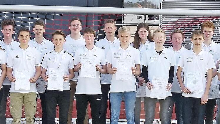 Diese frischgebackenen 21 DFB-Junior-Coachs meisterten ihre Ausbildung am KZG.  Foto: Heike Schülein