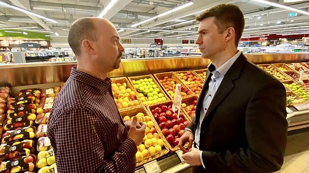 Pascal Bächmann (l.) schilderte Stefan Müller die Sicht der Lebensmittelhändler auf die derzeitigen Proteste der Landwirte.    Foto: privat
