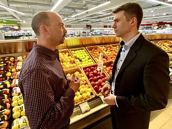 Pascal Bächmann (l.) schilderte Stefan Müller die Sicht der Lebensmittelhändler auf die derzeitigen Proteste der Landwirte.    Foto: privat
