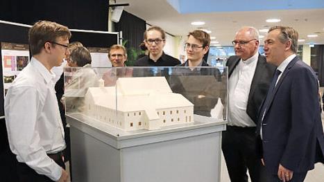 Die Schüler erklärten den Ehrengästen ihr Modell. Foto: Johanna Blum
