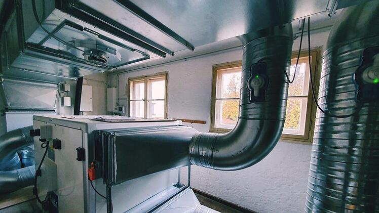 Die leistungsstarke automatische Lüftung in den Gasträumen der Brauereigaststätte verhindert Aerosole in der Luft.