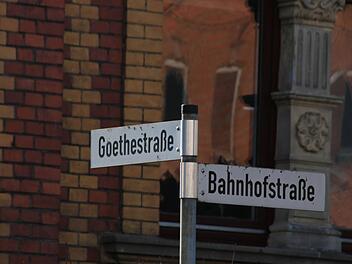 Diese Stra&szlig;e in Neustadt erinnert an Goethe. Sie m&uuml;ndet unmittelbar in die Bahnhofstra&szlig;e.