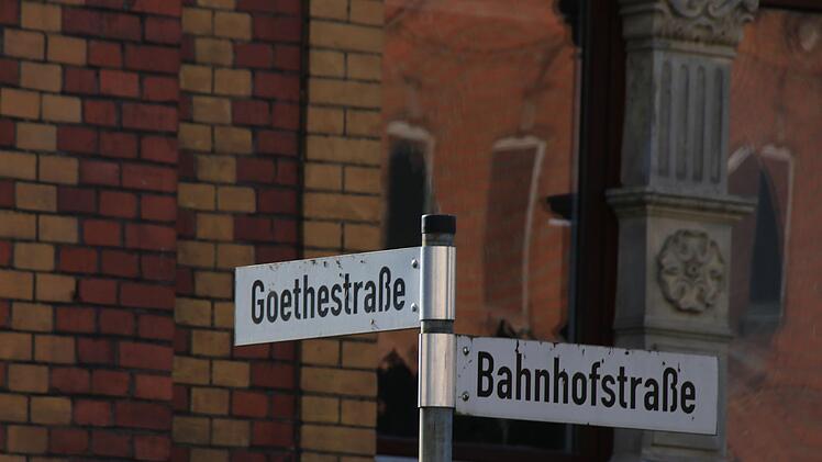 Diese Stra&szlig;e in Neustadt erinnert an Goethe. Sie m&uuml;ndet unmittelbar in die Bahnhofstra&szlig;e.