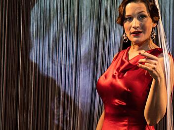 Kristin Schulze als Cole Porters Ehefrau in dem Musical "Alles Liebe, Linda".Foto: Annemone Taake