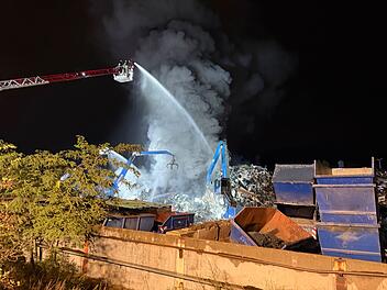N&uuml;rnberg: Brand auf Recyclinghof - Anwohner berichten von heftigen Folgen