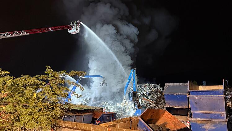 Starke Rauchentwicklung am N&uuml;rnberger Hafen: Brennender Schrotthaufen l&ouml;st Gro&szlig;einsatz auf