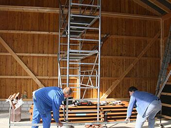 Bis Ende Oktober soll die neue Unterstellmöglichkeit für alle Vereine bezugsfertig sein. Da gibt es noch viel zu tun. Fotos: Sonja Adam