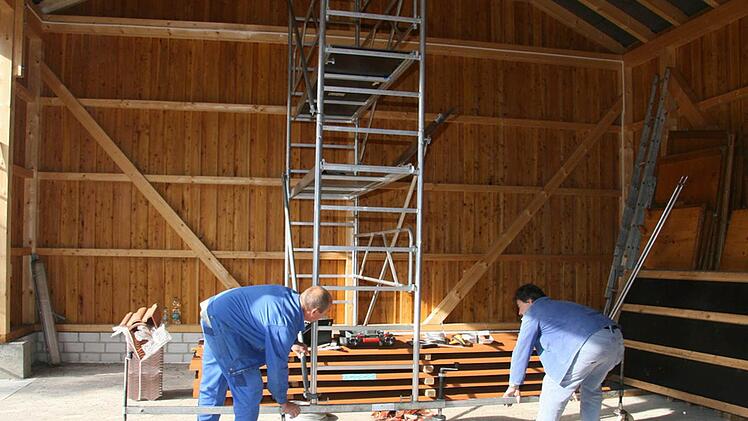 Bis Ende Oktober soll die neue Unterstellmöglichkeit für alle Vereine bezugsfertig sein. Da gibt es noch viel zu tun. Fotos: Sonja Adam
