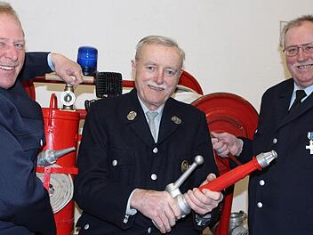 Zwei "alte Hasen" der Freiwilligen Feuerwehr Fahr feiern Jubiläen und haben ihren Spaß dabei. Vorsitzender Günter Dittmann zeichnet Edmund Krapf und Helmut Bauer für ihre langjährige Treue aus.  Foto: Pfannes