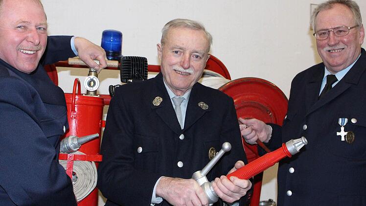 Zwei "alte Hasen" der Freiwilligen Feuerwehr Fahr feiern Jubiläen und haben ihren Spaß dabei. Vorsitzender Günter Dittmann zeichnet Edmund Krapf und Helmut Bauer für ihre langjährige Treue aus.  Foto: Pfannes