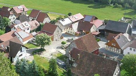 Vom Kirchturm aus zeigt der sommerliche Überblick, dass mehrere Privatleute in Gleusdorf ihre Dächer mit Kollektoren bestückten. Archivfotos: pr