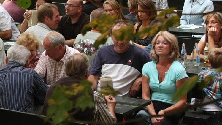 TischnachbarBierkeller dienen der Geselligkeit. Also: Nicht jeder an einem Einzeltisch, sondern ruhig zusammensetzen. Es schickt sich durchaus, vorher zu fragen, ob am Tisch noch ein Platz frei ist. An sich eine reine Formalie, aber es macht sich gut.  Foto: Archiv
