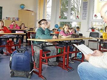 Hanns-Gernot Schonder las anl?sslich des Vorlesetags in der Klasse 5a der Kreuzberschule in Bischofsheim den Sch?ler aus dem Buch ÑDer kleine Vampirì vor. Text/Foto: Marion Eckert
