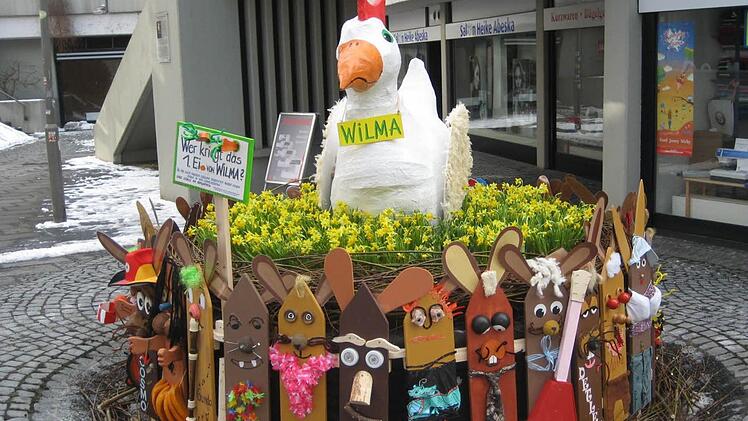 Wilma zierte vergangenes Jahr den Brunnen in der Webergasse. Doch dann wurde das Huhn gestohlen und in die Itz geworfen.  Foto: Archiv