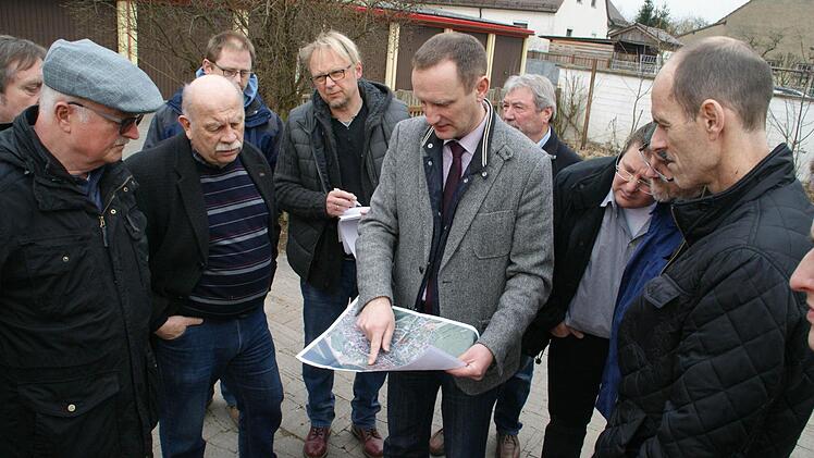 In Limbach suchten Bürgermeister Michael Ziegler und der Bauausschuss des Stadtrates nach einem geeigneten Standort für ein neues Feuerwehrgerätehaus.  Foto: Sabine Weinbeer