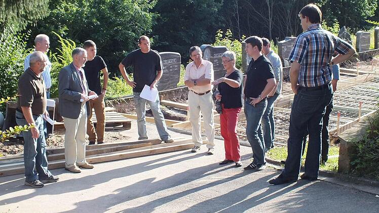Die Friedhöfe der Gemeinde Burkardroth werden mit einem nicht unerheblichen Aufwand unterhalten. Davon macht sich der Gemeinderat vor Ort immer ein Bild (unser Archivfoto stammt aus Premich/ 2012). Die Gebühren für die Friedhöfe müssen jetzt angehoben werden. Foto: Archiv/Hein