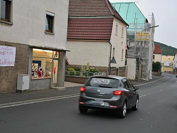 Den Nüdlinger Anliegern an der Hauptstraße reicht es: Für einen Lärmaktionsplan will der Gemeinderat jetzt zusätzliche Mittel in den Haushaltsplan einstellen.Foto: Werner Vogel