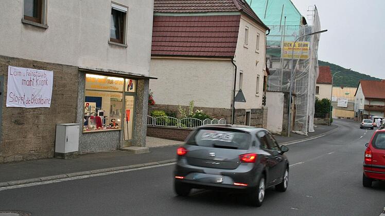 Den Nüdlinger Anliegern an der Hauptstraße reicht es: Für einen Lärmaktionsplan will der Gemeinderat jetzt zusätzliche Mittel in den Haushaltsplan einstellen.Foto: Werner Vogel