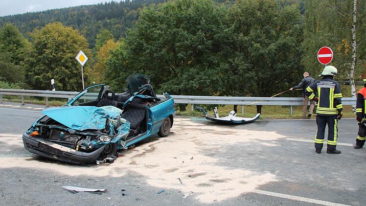 Zu einem schweren Unfall kam es heute auf der B289 in Kulmbach in Höhe Kauernburg. Foto: Matthias Beetz