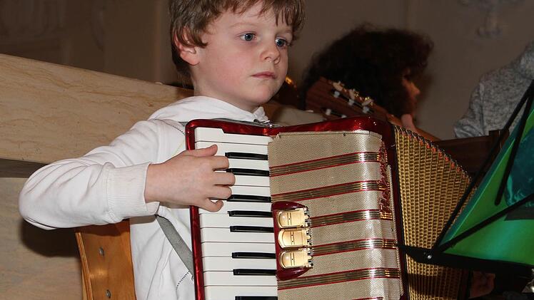 Jonas Hagen ist erst sechs Jahre alt und wagte sich schon alleine mit seinem Akkordeon auf die Bühne. Foto: Sonja Adam
