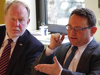 Ulrich Lange (r.) ließ keine Zweifel aufkommen: Nur wer seine Hausaufgaben macht und an einem Strang zieht, wird mit seinen Projekten zeitnah starten können. Hans Michelbach (l.) hatte ihn zur Diskussion nach Kronach eingeladen. Foto: Marco Meißner