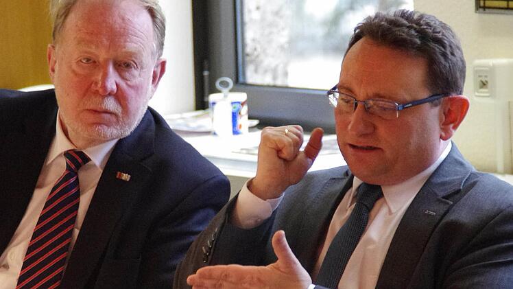 Ulrich Lange (r.) ließ keine Zweifel aufkommen: Nur wer seine Hausaufgaben macht und an einem Strang zieht, wird mit seinen Projekten zeitnah starten können. Hans Michelbach (l.) hatte ihn zur Diskussion nach Kronach eingeladen. Foto: Marco Meißner