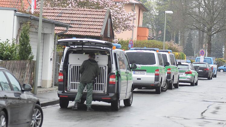 An der Straße vor der Schule reihten sich die Polizeiautos aneinander.