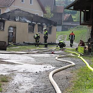 Hoher Sachschaden bei Scheunenbrand - Sieben Verletzte