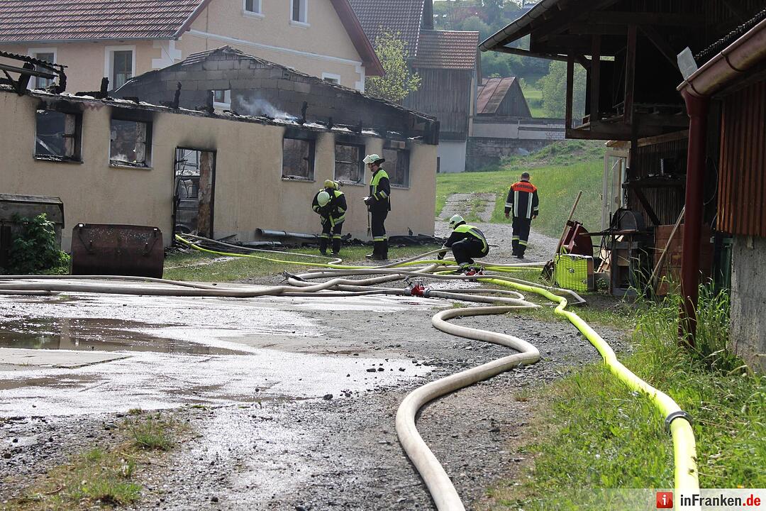 Hoher Sachschaden bei Scheunenbrand - Sieben Verletzte