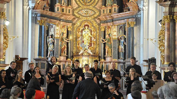 Der Süddeutsche Kammerchor sang in der Klosterkirche Hammelburg vertonte Gedichte von Friedrich Rückert. Foto: Jacqueline Vera Mihm