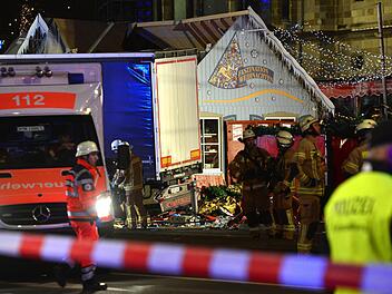 Bilder des Grauens: Der Lkw hat eine Spur der Verwüstung auf dem Weihnachtsmarkt an der Gedächtniskirche hinterlassen. Foto: Maurizio Gambarini, dpa