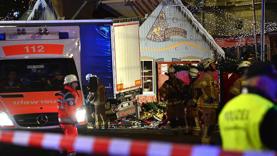 Bilder des Grauens: Der Lkw hat eine Spur der Verwüstung auf dem Weihnachtsmarkt an der Gedächtniskirche hinterlassen. Foto: Maurizio Gambarini, dpa
