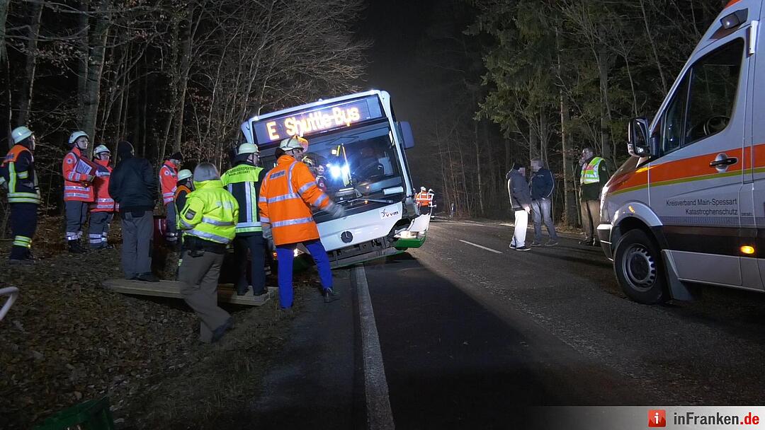 Auto kollidiert mit Linienbus und zweitem Fahrzeug - Mindestens acht Personen werden verletzt