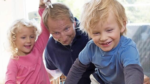 Ein alleinerziehender Vater kann im Landkreis Lichtenfels kaum mit Rabatten in Freizeit- und Kultureinrichtungen rechnen.  Foto: Patrick Wittmann.com/Schleich GmbH/obs