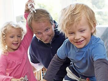 Ein alleinerziehender Vater kann im Landkreis Lichtenfels kaum mit Rabatten in Freizeit- und Kultureinrichtungen rechnen.  Foto: Patrick Wittmann.com/Schleich GmbH/obs