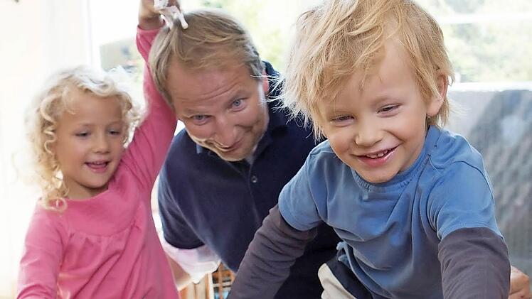 Ein alleinerziehender Vater kann im Landkreis Lichtenfels kaum mit Rabatten in Freizeit- und Kultureinrichtungen rechnen.  Foto: Patrick Wittmann.com/Schleich GmbH/obs