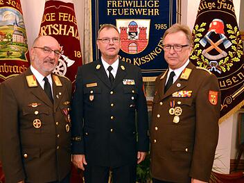 Die vom Deutschen Feuerwehrverband verliehene "Medaille für internationale Zusammenarbeit" erhielten durch Kreisbrandinspektor Harald Albert die beiden ehemals Aktiven der Patenfeuerwehr Eisenstadt/Österreich Abschnittsbrandinspektor Dieter Schirmer (links) und Brandrat Kurt Feichtinger (rechts). Foto: Peter Rauch