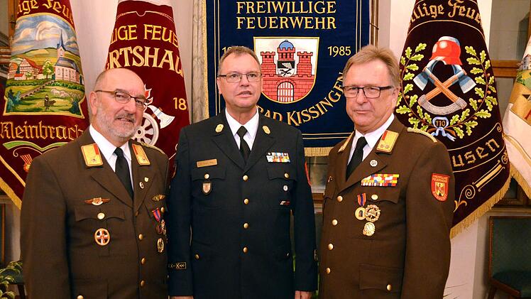 Die vom Deutschen Feuerwehrverband verliehene "Medaille für internationale Zusammenarbeit" erhielten durch Kreisbrandinspektor Harald Albert die beiden ehemals Aktiven der Patenfeuerwehr Eisenstadt/Österreich Abschnittsbrandinspektor Dieter Schirmer (links) und Brandrat Kurt Feichtinger (rechts). Foto: Peter Rauch
