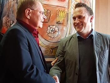 Missverständnis ausgeräumt: Bürgermeister Wolfgang Beiergrößlein (l.) und Feuerwehrkommandant Martin Panzer reichen sich die Hand. Foto: Marco Meißner