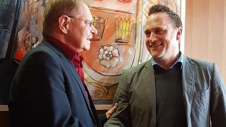 Missverständnis ausgeräumt: Bürgermeister Wolfgang Beiergrößlein (l.) und Feuerwehrkommandant Martin Panzer reichen sich die Hand. Foto: Marco Meißner